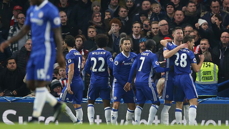 Gary Cahill (kanan kedua) melakukan selebrasi bersama rekan setimnya. Copyright: &copy; 31, 2016 in London, England. (Photo by